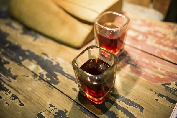 Vinho tinto na mesa de madeira — Fotografia de Stock