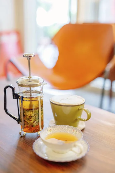 Kawa Latte i kwiat herbaty — Zdjęcie stockowe