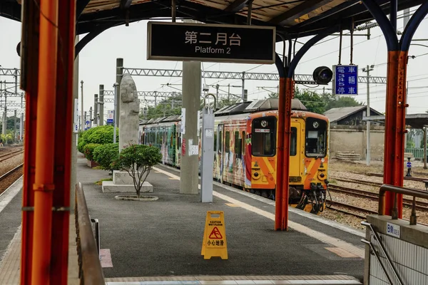 Railway station with train — Stock Photo, Image