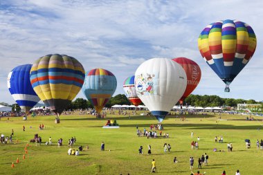 Renkli sıcak hava balonları