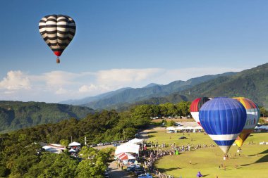 Renkli sıcak hava balonları