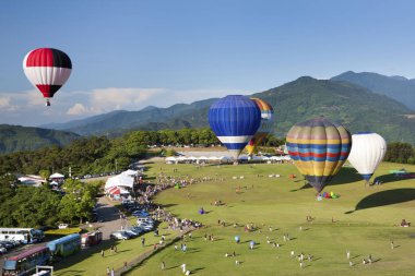 Renkli sıcak hava balonları