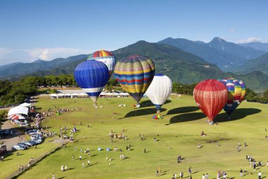 Renkli sıcak hava balonları