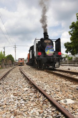 Siyah itme-çekme tren