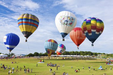 Renkli sıcak hava balonları