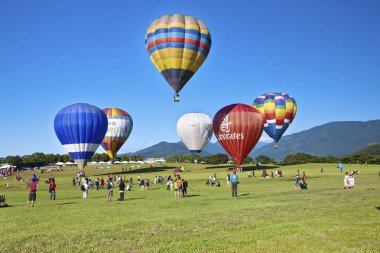 Renkli sıcak hava balonları