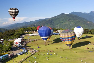 Renkli sıcak hava balonları