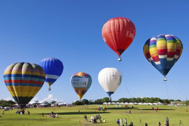 Renkli sıcak hava balonları