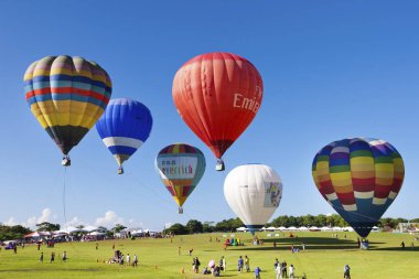 Renkli sıcak hava balonları