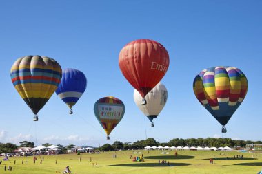 Renkli sıcak hava balonları