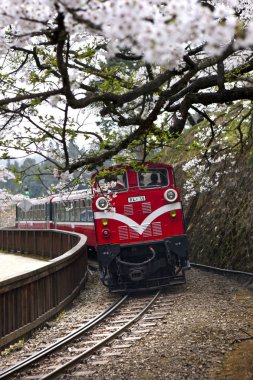 Kırmızı itme-çekme tren