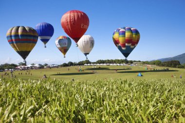 Renkli sıcak hava balonları