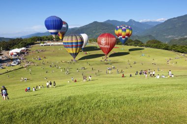 Renkli sıcak hava balonları