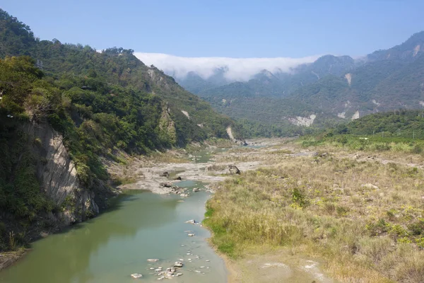 Río en parque verde — Foto de Stock