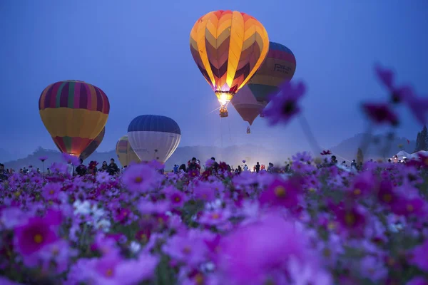 Αερόστατα θερμού αέρα με λουλούδια — Φωτογραφία Αρχείου