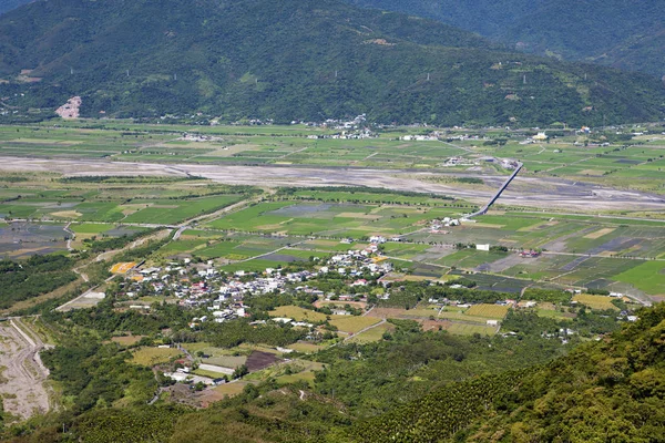 Edificios con campo verde —  Fotos de Stock