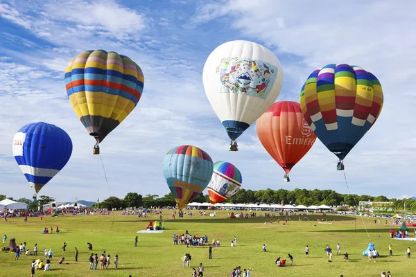 Montgolfières colorées à air chaud — Photo