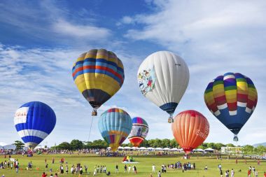 Renkli sıcak hava balonları
