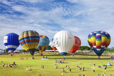 Renkli sıcak hava balonları
