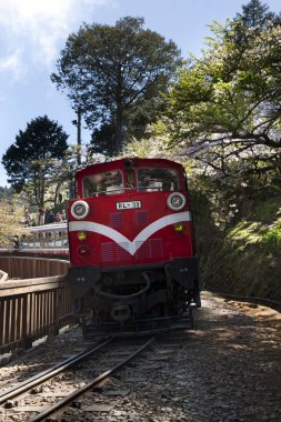 Kırmızı itme-çekme tren