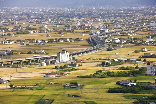 Edificios con campo verde —  Fotos de Stock