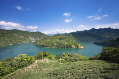 dağlar ve alan ile göl