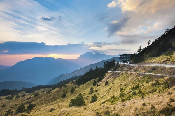 Hermosas montañas al atardecer — Foto de Stock