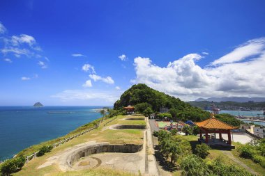 Baimiweng Fort veya Tayvan Keelung limanının kuzeybatıdaki mavi gökyüzü ile Hollanda kale