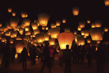 siyah gece gökyüzünde güzel fener ışıklar Festivali