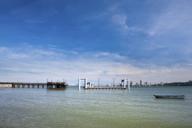 güzel manzara, deniz ve köprü yeni Taipei, Tayvan