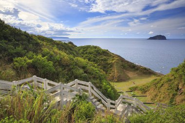 güzel manzara mavi deniz ile yeşil dağ yeni Taipei, Tayvan