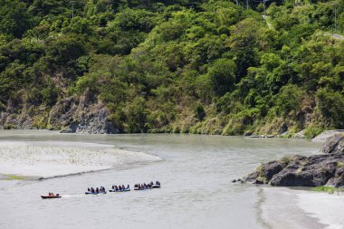 Tayvan gün zaman xiuguluan nehrinde tekne