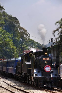 Siyah itme-çekme tren