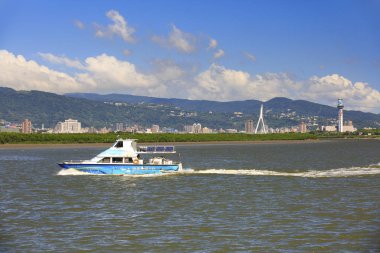 Mavi tekne New Taipei şehrinde tamsui nehrinde. 