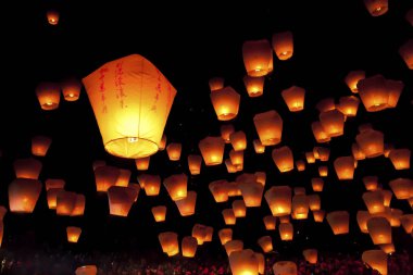 siyah gece gökyüzünde güzel fener ışıklar Festivali