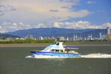 Mavi tekne New Taipei şehrinde tamsui nehrinde. 
