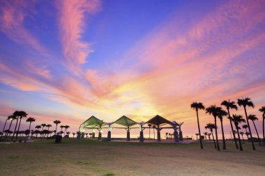 günbatımı Tayvan Hualien şehrin Kuzey sonunda kumsalda güzel qixingtan
