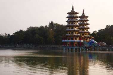 Güzel ejderha ve kaplan pagodadan yakın göl yeni taipei, Tayvan