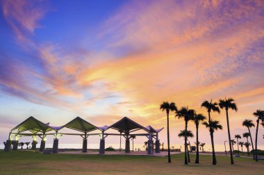 günbatımı Tayvan Hualien şehrin Kuzey sonunda kumsalda güzel qixingtan