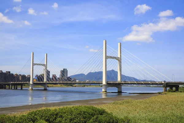 台湾淡水江的美丽重阳桥 — 图库照片