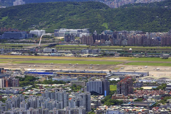 Tayvan kuzeydoğu kesiminde Keelung şehirdeki binaların görünümü.