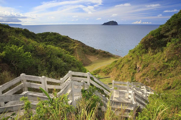 güzel manzara mavi deniz ile yeşil dağ yeni Taipei, Tayvan