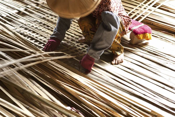 Tanınmayan kişi Close-Up bambu sepet Tayvan dokuma yapmak