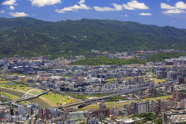 Tayvan kuzeydoğu kesiminde Keelung şehirdeki binaların görünümü.