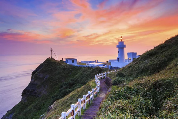Tarihi Qilaibi deniz feneri günbatımı Hualien City, Tayvan.
