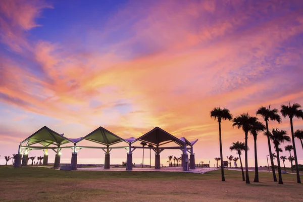 günbatımı Tayvan Hualien şehrin Kuzey sonunda kumsalda güzel qixingtan