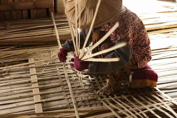 Tanınmayan kişi Close-Up bambu sepet Tayvan dokuma yapmak