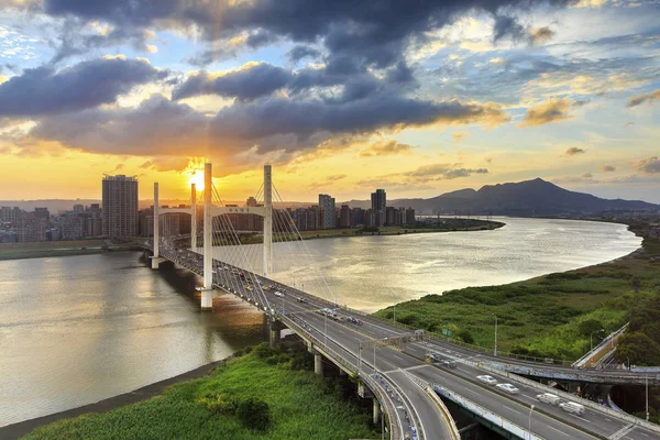 Danshui nehir günbatımı anda Tayvan'da geçiş güzel Chongyang'a Köprüsü