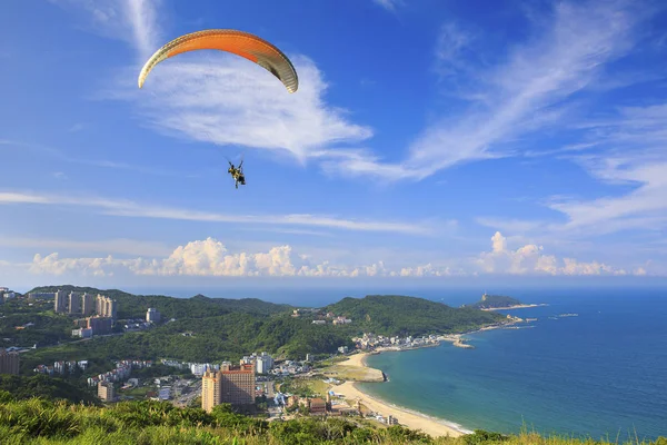 güzel manzara mavi deniz ile yeşil dağ yeni Taipei, Tayvan