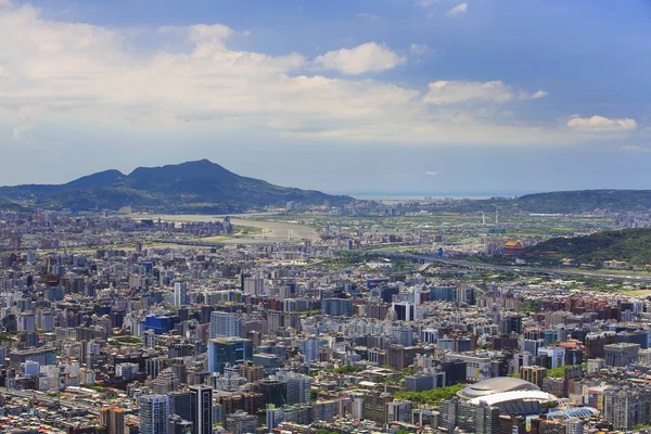 Tayvan kuzeydoğu kesiminde Keelung şehirdeki binaların görünümü.
